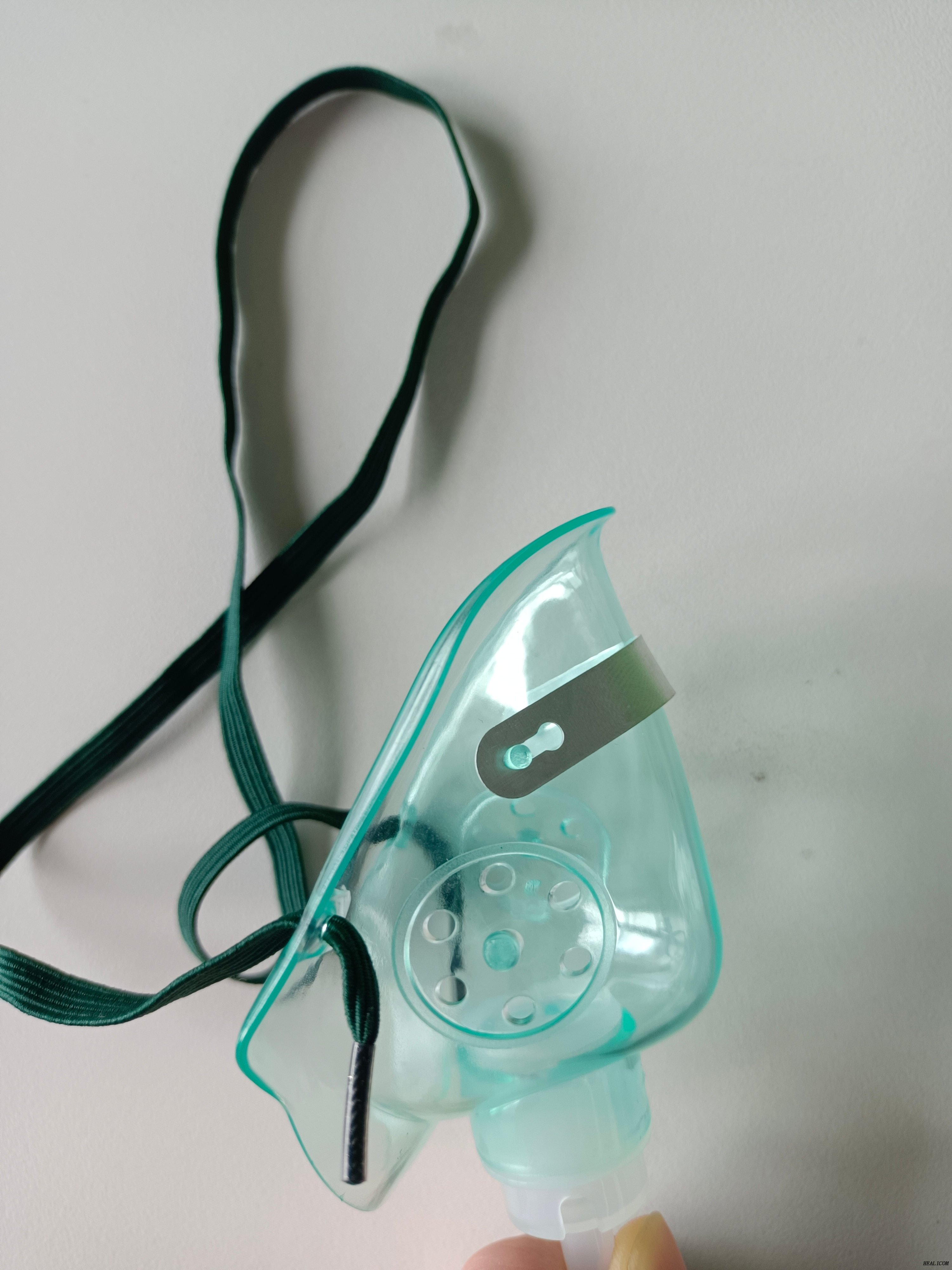 Dispositivo de máscara de oxígeno desechable con cánula de oxígeno nasal